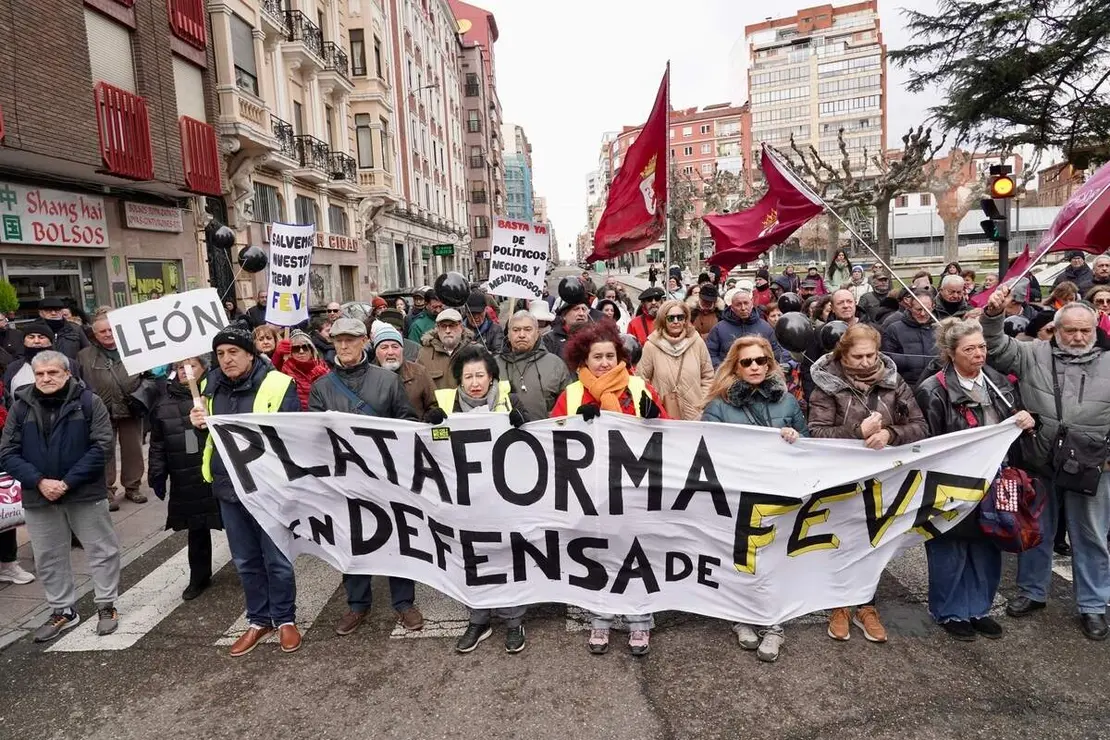 La Plataforma de Defensa del Ferrocarril de V&iacute;a Estrecha de Le&oacute;n lleva a cabo un corte reivindicativo sobre el trazado de Feve