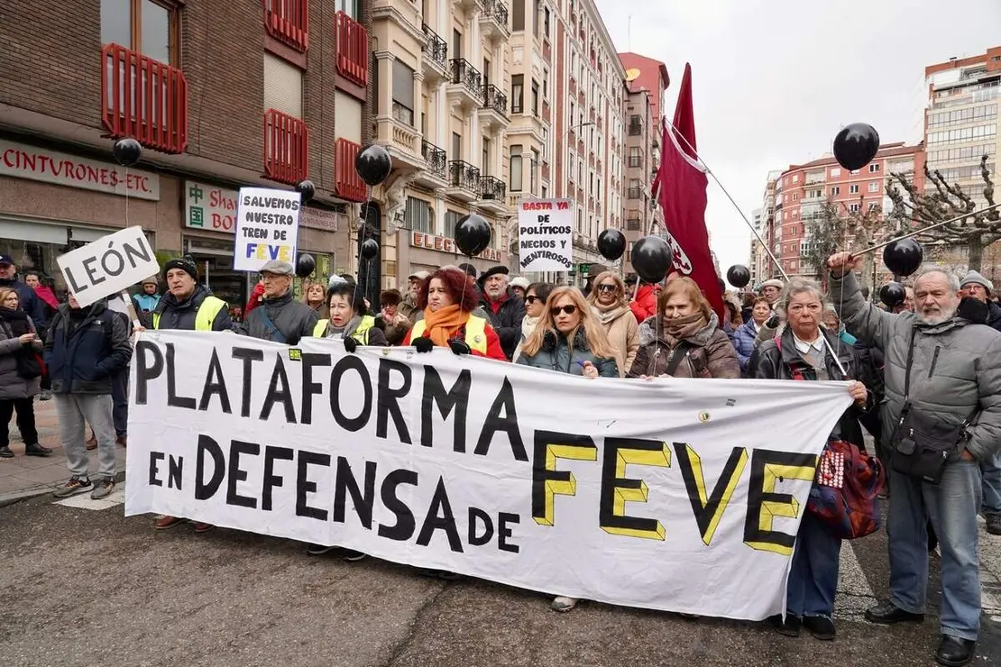 La Plataforma de Defensa del Ferrocarril de V&iacute;a Estrecha de Le&oacute;n lleva a cabo un corte reivindicativo sobre el trazado de Feve