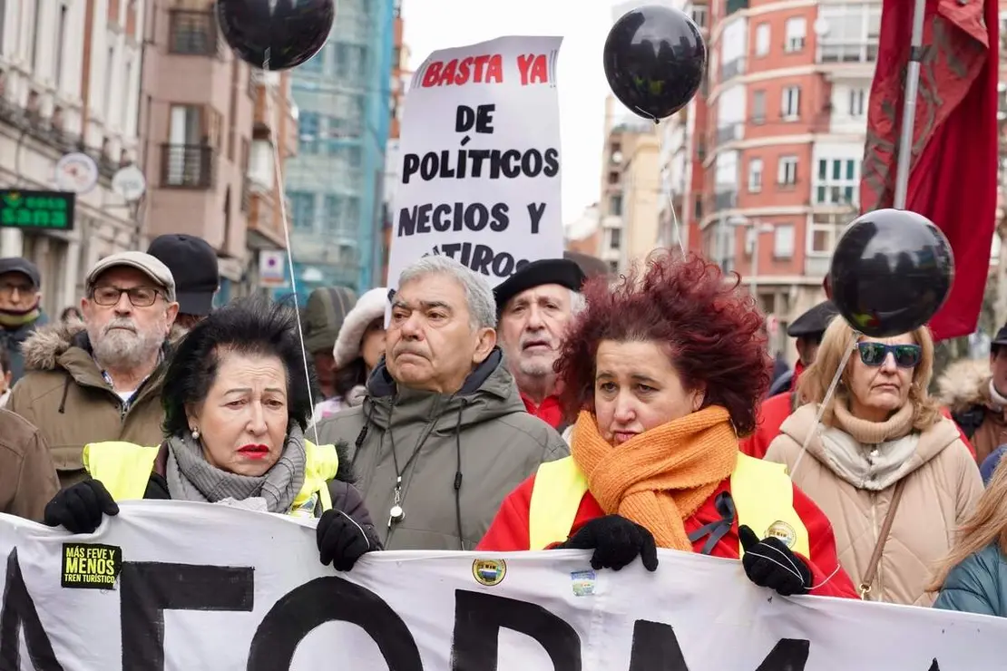 La Plataforma de Defensa del Ferrocarril de V&iacute;a Estrecha de Le&oacute;n lleva a cabo un corte reivindicativo sobre el trazado de Feve