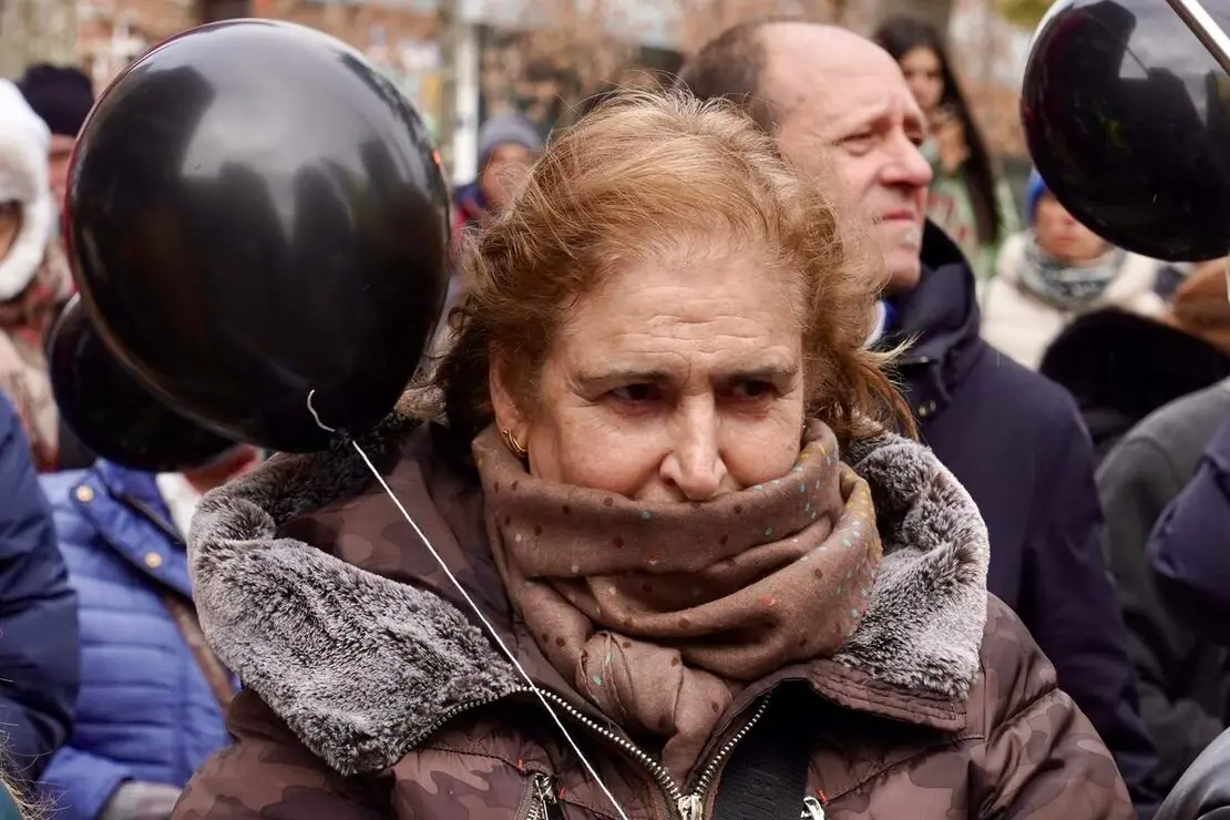 La Plataforma de Defensa del Ferrocarril de V&iacute;a Estrecha de Le&oacute;n lleva a cabo un corte reivindicativo sobre el trazado de Feve