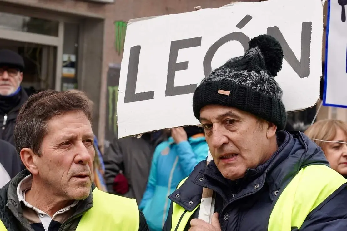 La Plataforma de Defensa del Ferrocarril de V&iacute;a Estrecha de Le&oacute;n lleva a cabo un corte reivindicativo sobre el trazado de Feve
