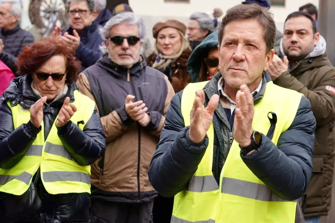 La Plataforma de Defensa del Ferrocarril de V&iacute;a Estrecha de Le&oacute;n lleva a cabo un corte reivindicativo sobre el trazado de Feve