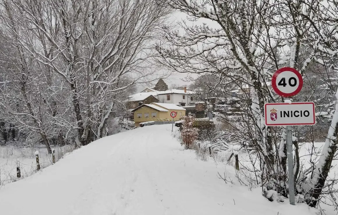 Inicio, una de las pocas localidades donde la nevada se pudo ver con cierto espesor; en las zonas de la meseta su presencia fue t&iacute;mida pese a las advertencias sobre el temporal Ingrid. Fotos: Margarita Froil&aacute;n