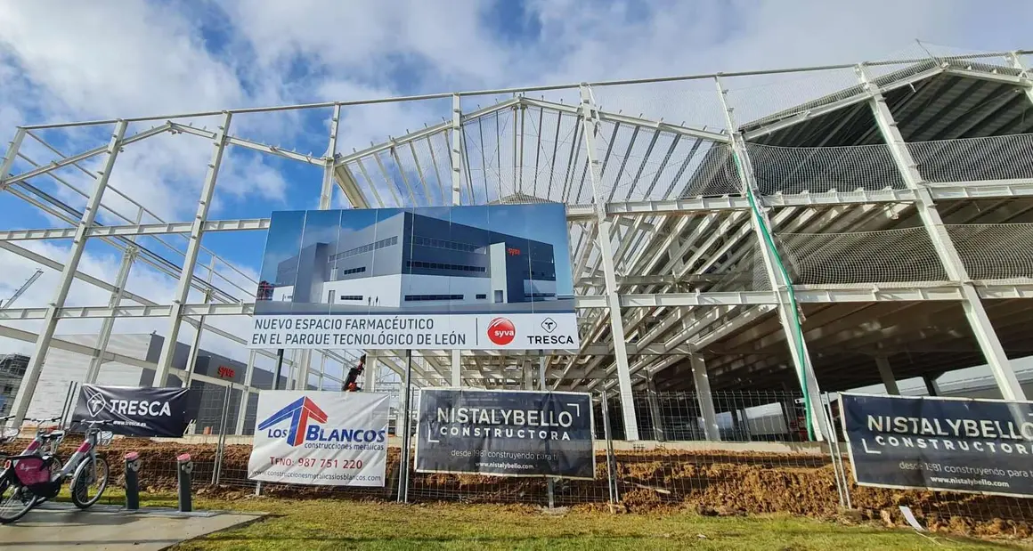 Las obras de ampliaci&oacute;n de Laboratorios Syva en el Parque Tecnol&oacute;gico de Le&oacute;n, en Armunia, han entrado en una fase plenamente reconocible a pie de recinto. Durante este mes de enero, los trabajos en torno al denominado Edificio 6000 permiten apreciar ya la magnitud de un proyecto estrat&eacute;gico. Fotos: Heraldo de Le&oacute;n
