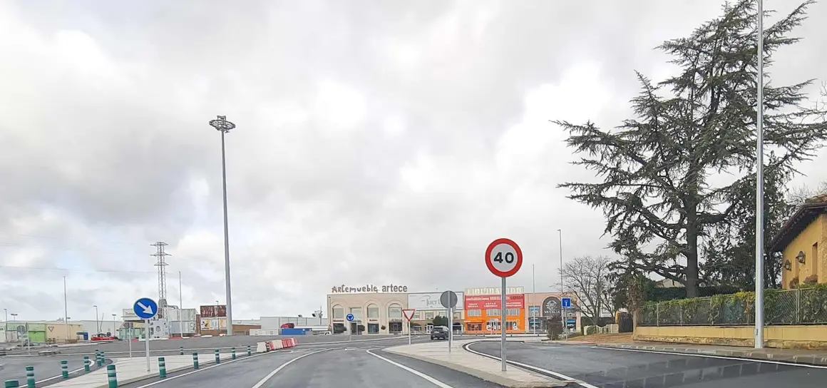 La nueva glorieta construida en el acceso a Trobajo del Camino, en el municipio de San Andr&eacute;s del Rabanedo, se ha convertido en un ejemplo de c&oacute;mo un error no previsto de dise&ntilde;o puede arruinar una actuaci&oacute;n pensada para mejorar la seguridad vial.