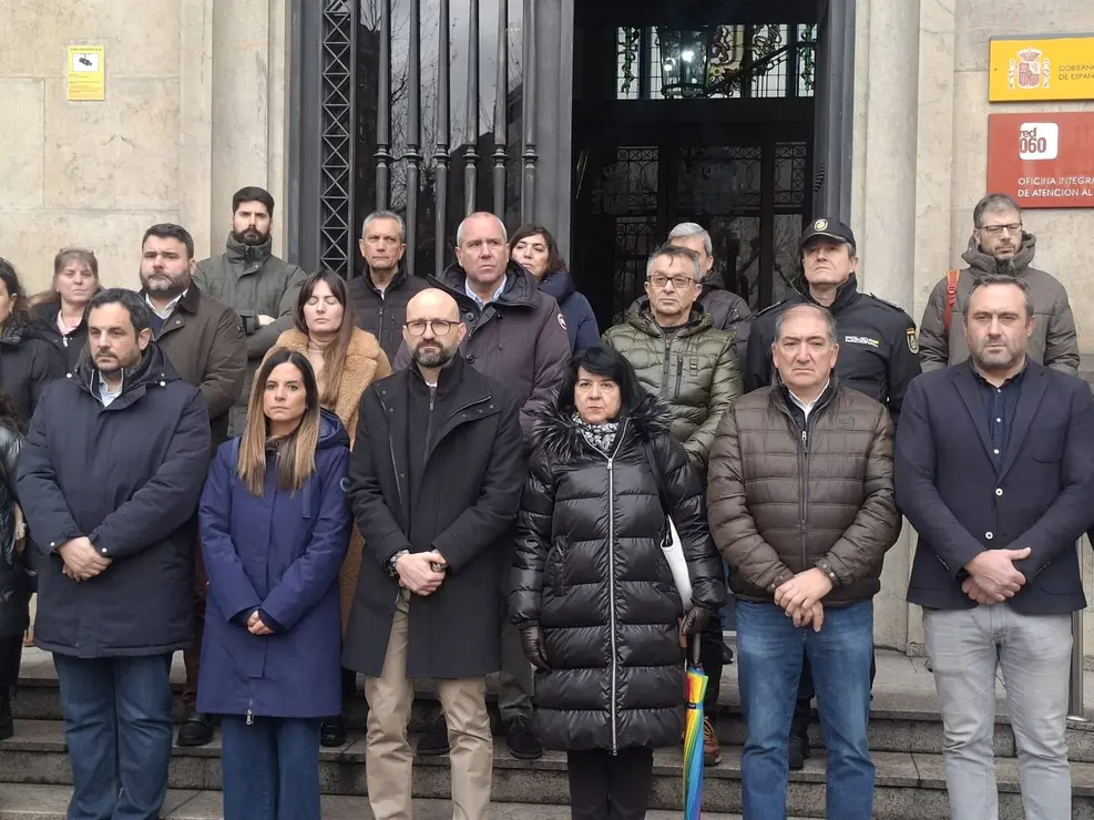 Minuto de silencio en la Subdelegaci&oacute;n del Gobierno en Le&oacute;n en repulsa de la violencia machista y del &uacute;ltimo caso de asesinato por Violencia de G&eacute;nero de una mujer de 33 a&ntilde;os en M&aacute;laga.