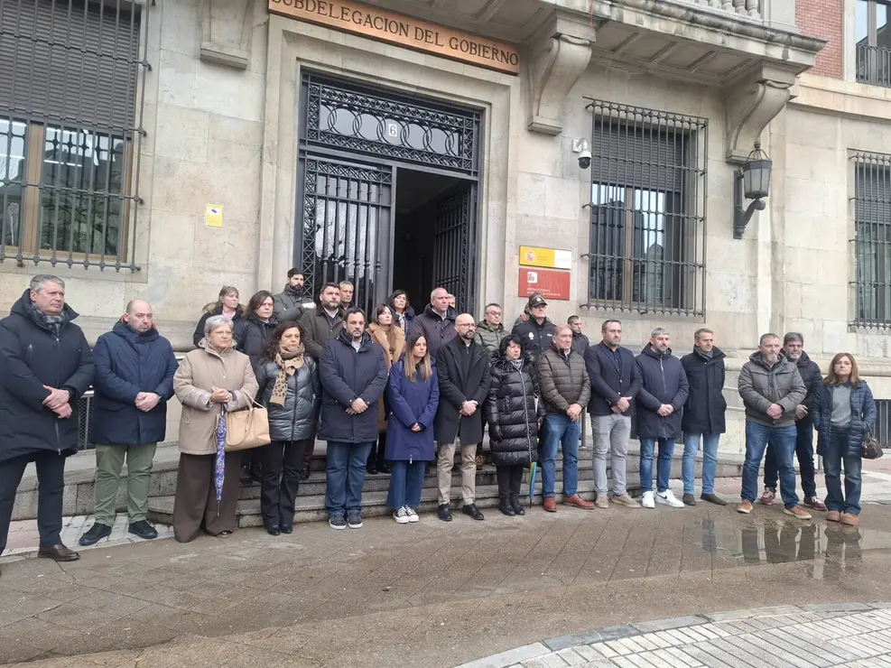 Minuto de silencio en la Subdelegaci&oacute;n del Gobierno en Le&oacute;n en repulsa de la violencia machista y del &uacute;ltimo caso de asesinato por ViolenciaDeGenero de una mujer de 33 a&ntilde;os en M&aacute;laga