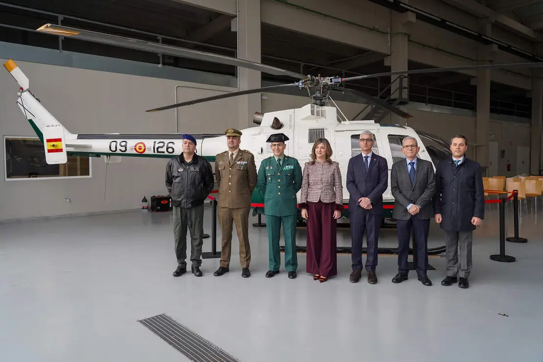 La rectora de la Universidad de Le&oacute;n, Nuria Gonz&aacute;lez, y el teniente coronel accidental de la Comandancia de Le&oacute;n, C&eacute;sar S&aacute;nchez, presentan, junto a otras autoridades, el helic&oacute;ptero que la Guardia Civil ha cedido a la instituci&oacute;n acad&eacute;mica