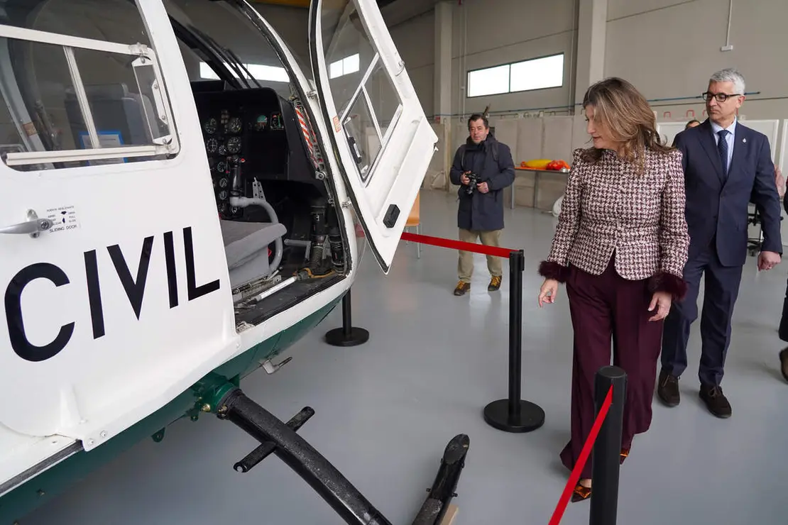 La rectora de la Universidad de Le&oacute;n, Nuria Gonz&aacute;lez, y el teniente coronel accidental de la Comandancia de Le&oacute;n, C&eacute;sar S&aacute;nchez, presentan, junto a otras autoridades, el helic&oacute;ptero que la Guardia Civil ha cedido a la instituci&oacute;n acad&eacute;mica