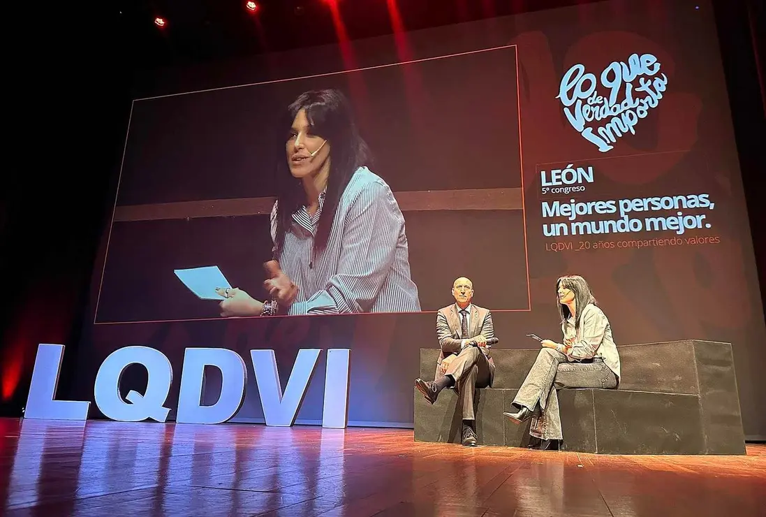 Cerca de 700 asistentes, procedentes de Le&oacute;n y Asturias, siguieron durante la ma&ntilde;ana las ponencias de Brianeitor, Nino Redruello y Fabiola Mart&iacute;nez. La sesi&oacute;n fue inaugurada por el alcalde de Le&oacute;n, Jos&eacute; Antonio Diez, que dio la bienvenida a los participantes y anim&oacute; a los j&oacute;venes a perseguir sus metas personales y profesionales. Fotos: Ayto Le&oacute;n