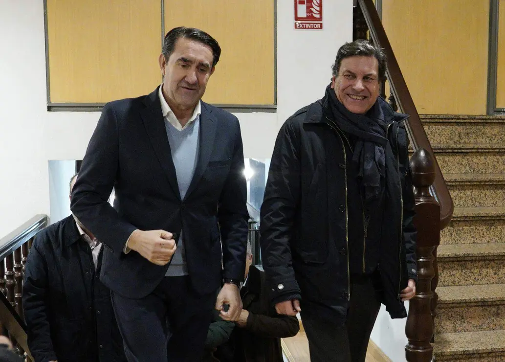 El presidente provincial del PP de Le&oacute;n, Juan Carlos Qui&ntilde;ones, junto al consejero de Econom&iacute;a y Hacienda, Carlos Fern&aacute;ndez Carriedo, participan en una reuni&oacute;n con alcaldes y portavoces del partido en El Bierzo. Foto: C&eacute;sar S&aacute;nchez