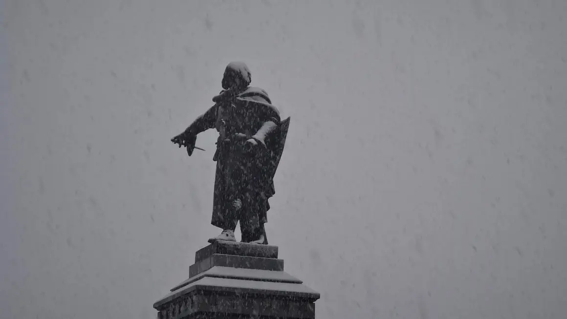 La nieve cae sin descanso desde primera hora de la ma&ntilde;ana en la capital, complica seriamente la circulaci&oacute;n urbana y obliga a mantener activado un amplio dispositivo municipal, mientras la provincia sigue bajo avisos y restricciones al tr&aacute;fico.