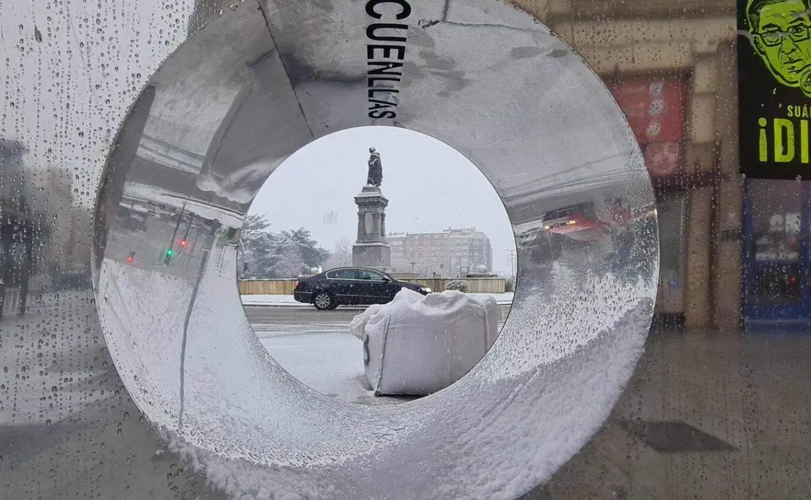 La nieve cae sin descanso desde primera hora de la ma&ntilde;ana en la capital, complica seriamente la circulaci&oacute;n urbana y obliga a mantener activado un amplio dispositivo municipal, mientras la provincia sigue bajo avisos y restricciones al tr&aacute;fico. Fotos: Heraldo de Le&oacute;n