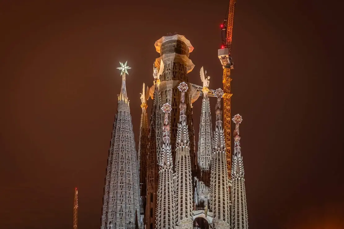 Vista del conjunt del Temple des de la pla&ccedil;a Sagrada Fam&iacute;lia, de la fa&ccedil;ana de la Passi&oacute;