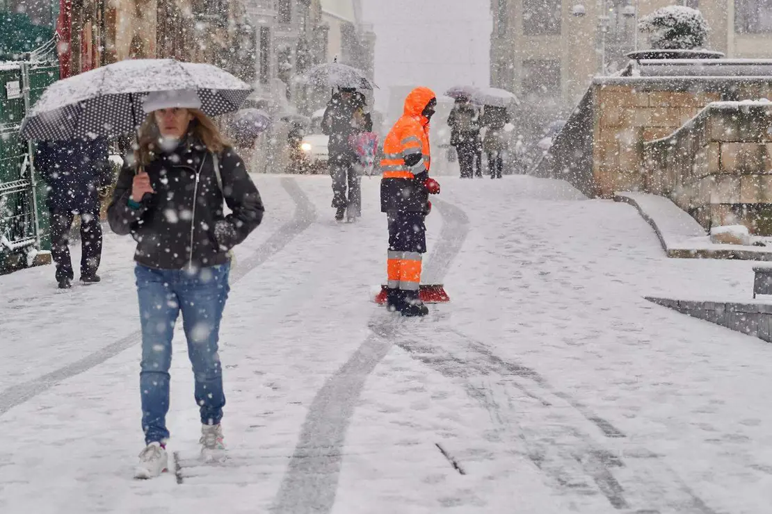 Un grupo de peatones camina por la Calle Ancha en Le&oacute;n capital. Foto: Campillo