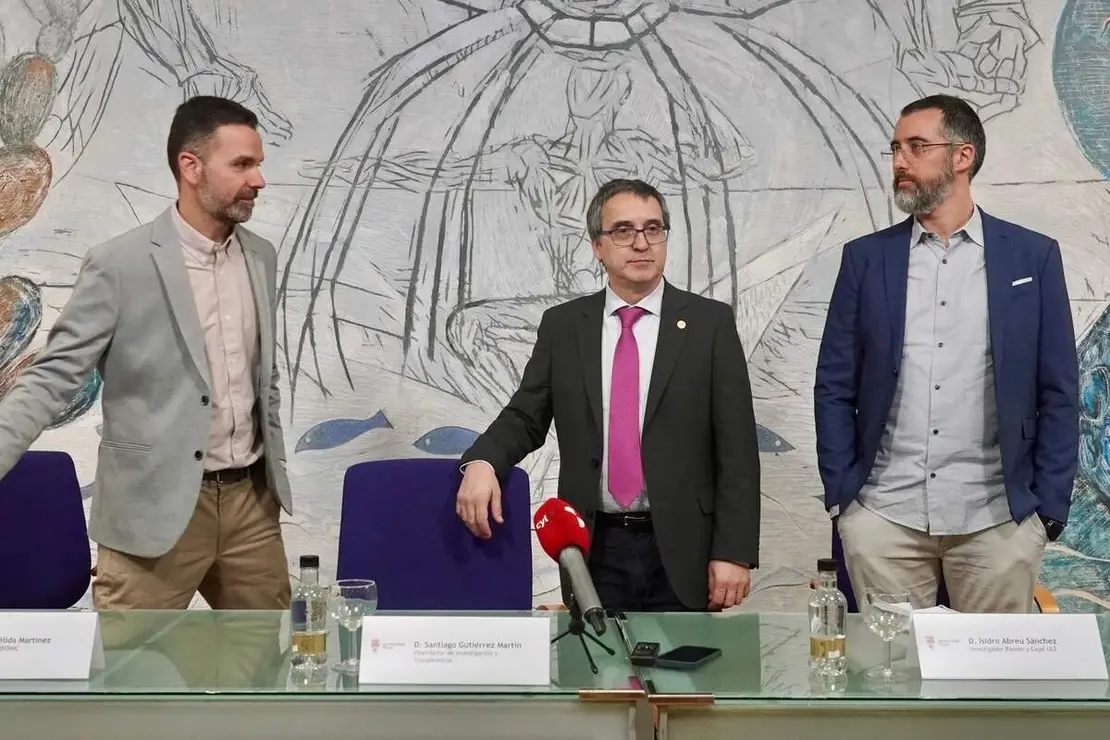 El vicerrector de Investigaci&oacute;n y Transferencia, Santiago Guti&eacute;rrez, y el director del Instituto de Biolog&iacute;a Molecular, Gen&oacute;mica y Prote&oacute;mica, Hugo M&eacute;lida, acompa&ntilde;an al nuevo investigador Ram&oacute;n y Cajal de la Universidad de Le&oacute;n, Isidro Abreu S&aacute;nchez, en la presentaci&oacute;n de una investigaci&oacute;n financiada por la Fundaci&oacute;n Gates para combatir la anemia