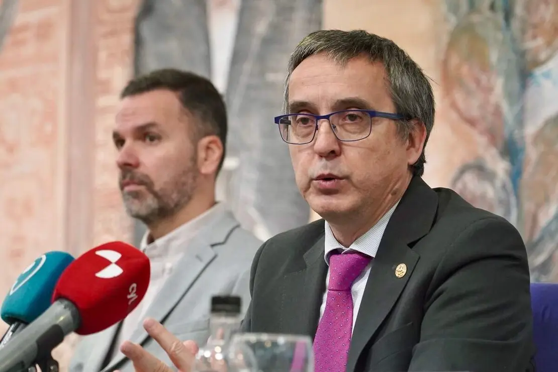 El vicerrector de Investigaci&oacute;n y Transferencia, Santiago Guti&eacute;rrez, y el director del Instituto de Biolog&iacute;a Molecular, Gen&oacute;mica y Prote&oacute;mica, Hugo M&eacute;lida, acompa&ntilde;an al nuevo investigador Ram&oacute;n y Cajal de la Universidad de Le&oacute;n, Isidro Abreu S&aacute;nchez, en la presentaci&oacute;n de una investigaci&oacute;n financiada por la Fundaci&oacute;n Gates para combatir la anemia