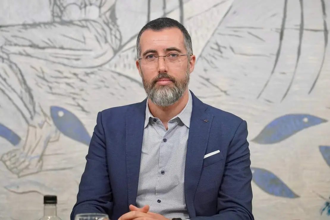 El vicerrector de Investigaci&oacute;n y Transferencia, Santiago Guti&eacute;rrez, y el director del Instituto de Biolog&iacute;a Molecular, Gen&oacute;mica y Prote&oacute;mica, Hugo M&eacute;lida, acompa&ntilde;an al nuevo investigador Ram&oacute;n y Cajal de la Universidad de Le&oacute;n, Isidro Abreu S&aacute;nchez, en la presentaci&oacute;n de una investigaci&oacute;n financiada por la Fundaci&oacute;n Gates para combatir la anemia