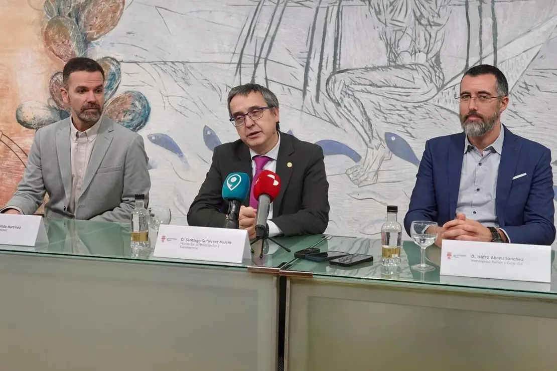 El vicerrector de Investigaci&oacute;n y Transferencia, Santiago Guti&eacute;rrez, y el director del Instituto de Biolog&iacute;a Molecular, Gen&oacute;mica y Prote&oacute;mica, Hugo M&eacute;lida, acompa&ntilde;an al nuevo investigador Ram&oacute;n y Cajal de la Universidad de Le&oacute;n, Isidro Abreu S&aacute;nchez, en la presentaci&oacute;n de una investigaci&oacute;n financiada por la Fundaci&oacute;n Gates para combatir la anemia