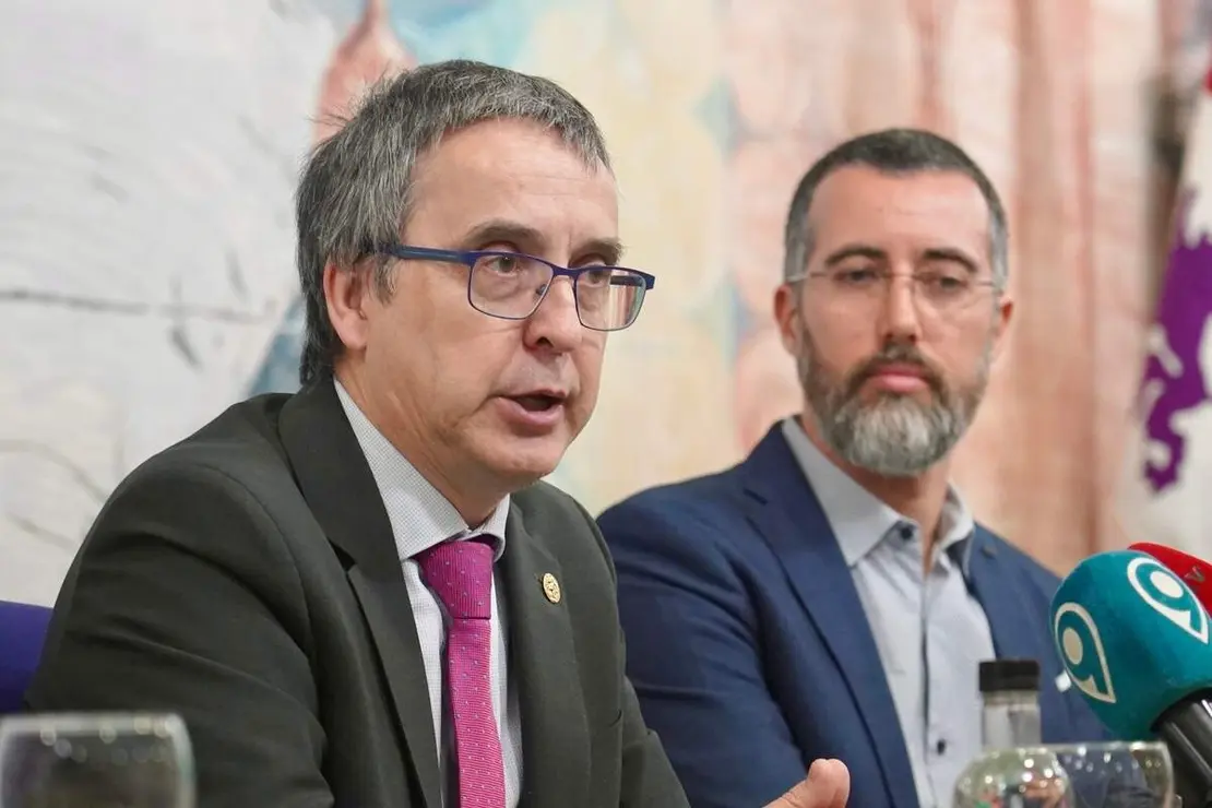 El vicerrector de Investigaci&oacute;n y Transferencia, Santiago Guti&eacute;rrez, y el director del Instituto de Biolog&iacute;a Molecular, Gen&oacute;mica y Prote&oacute;mica, Hugo M&eacute;lida, acompa&ntilde;an al nuevo investigador Ram&oacute;n y Cajal de la Universidad de Le&oacute;n, Isidro Abreu S&aacute;nchez, en la presentaci&oacute;n de una investigaci&oacute;n financiada por la Fundaci&oacute;n Gates para combatir la anemia