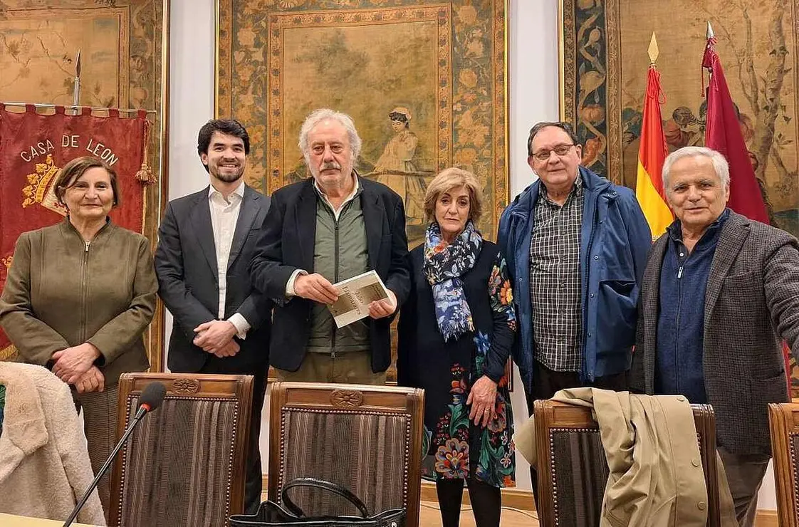 La Casa de Le&oacute;n en Madrid acogi&oacute; la presentaci&oacute;n de 'Cuadernos de narrativa: Julio Llamazares', un volumen clave sobre la obra del autor leon&eacute;s.