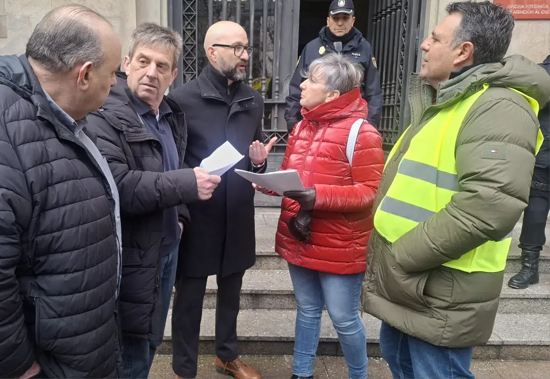 El subdelegado del Gobierno H&eacute;ctor Alaiz recibi&oacute; a los l&iacute;deres de las organizaciones agrarias para escuchar sus reivindicaciones. Foto: Subdelegaci&oacute;n del Gobierno.