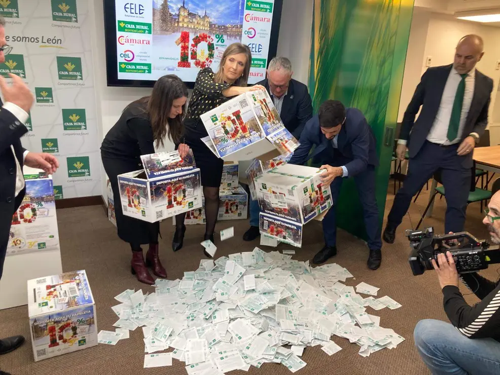 Caja Rural sortea, ante notario, las pagas extra de la campa&ntilde;a de navidad desarrollada en el comercio de Le&oacute;n. Foto: Peio Garc&iacute;a.