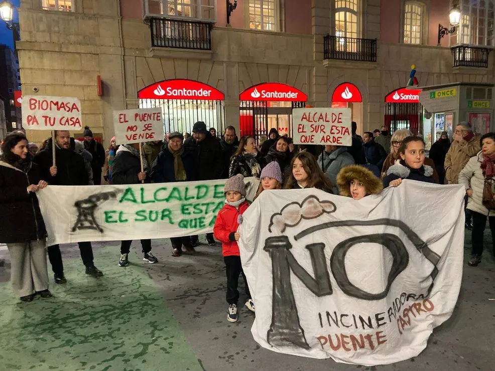 La Plataforma Le&oacute;n Sur ha llevado este jueves a las puertas del Ayuntamiento de la capital su rechazo a la planta de biomasa proyectada en Puente Castro. Fotos: Peio Garc&iacute;a