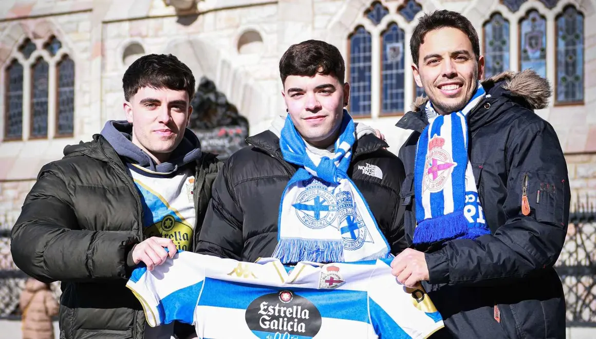 Cientos de seguidores del Deportivo de La Coru&ntilde;a acompa&ntilde;an a su equipo en un desplazamiento marcado por la convivencia y la expectaci&oacute;n deportiva.