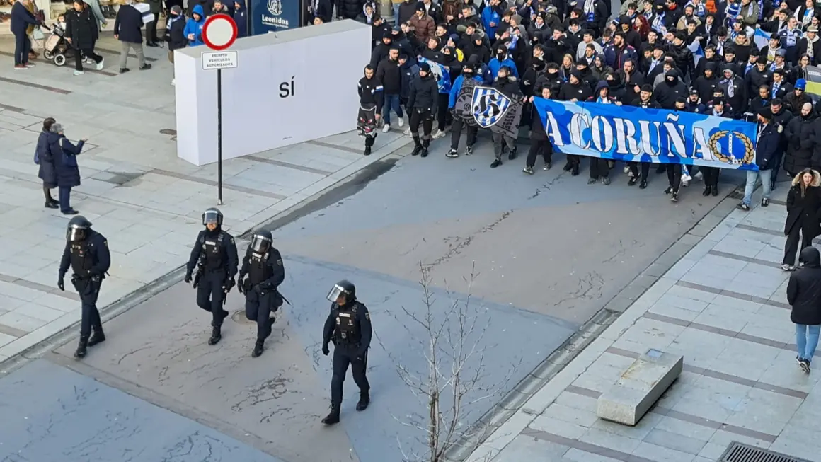 Aficionados del Deportivo, este s&aacute;bado, en el corteo rumbo al Reino de Le&oacute;n.