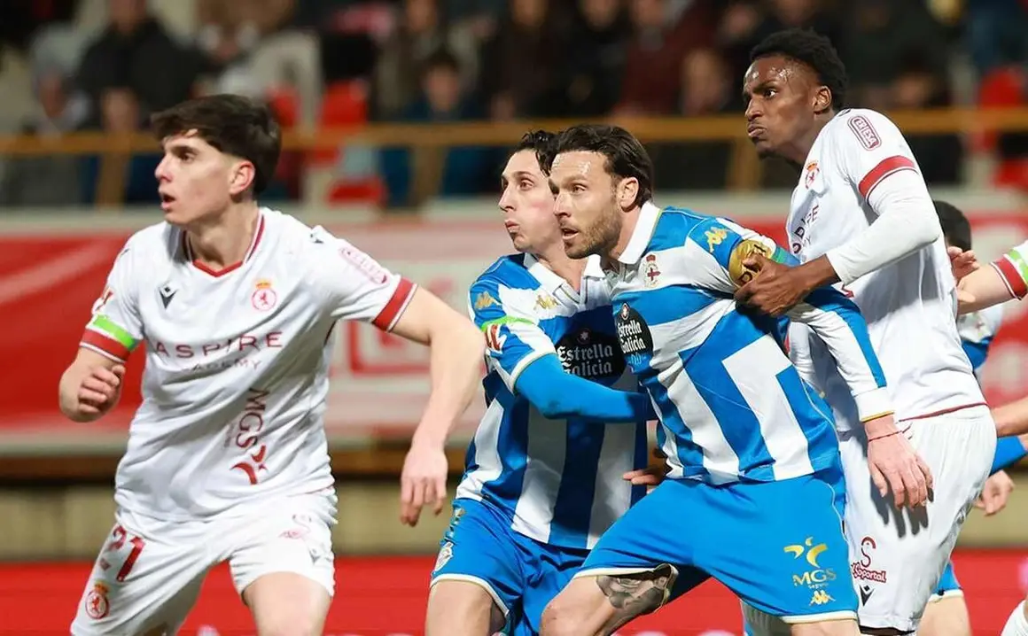 La Cultural da un paso al frente ante el Deportivo en un duelo muy intenso y con un ambiente excepcional en la grada.