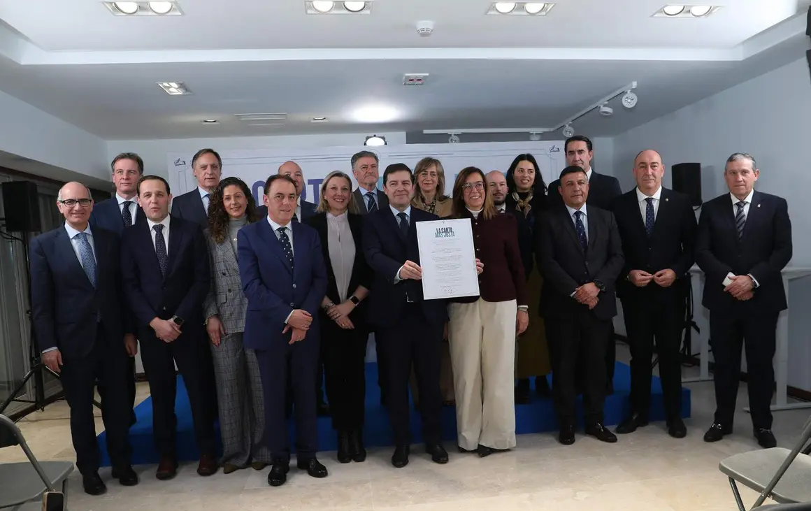 El presidente del PP de Castilla y Le&oacute;n, Alfonso Fern&aacute;ndez Ma&ntilde;ueco clausura en Villamuriel de Cerrato (Palencia), un acto sobre financiaci&oacute;n auton&oacute;mica que congrega a presidentes de Diputaci&oacute;n, responsables provinciales de partido y diputados del PPCyL. Foto: Br&aacute;gimo.