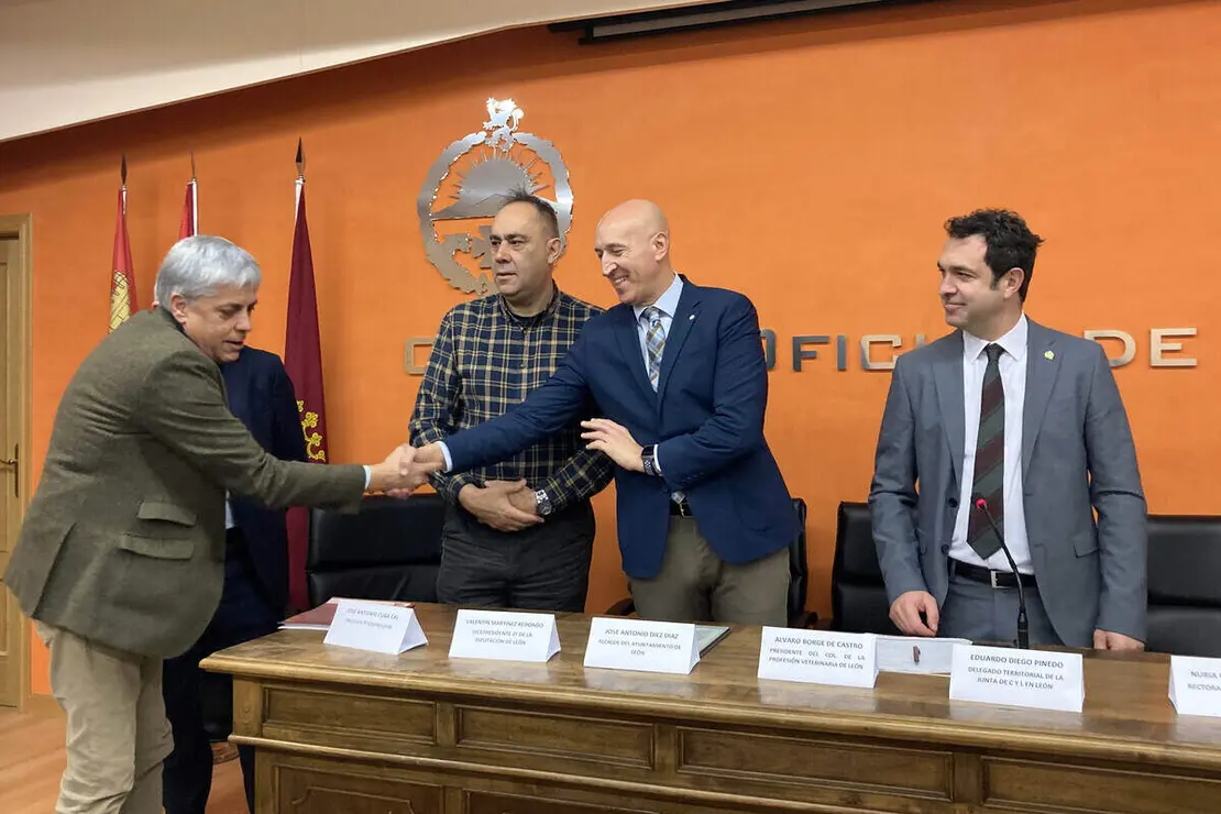 El presidente del Colegio Oficial de la Profesi&oacute;n Veterinaria de Le&oacute;n, &Aacute;lvaro Borge, el presidente de ColproLe&oacute;n, Jos&eacute; Antonio Cuba, el delegado territorial, Eduardo Diego y el alcalde, Jos&eacute; Antonio Diez