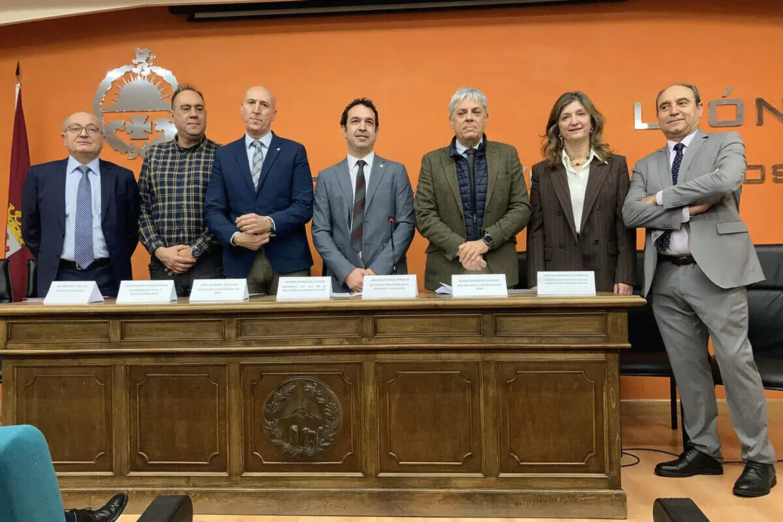 El presidente del Colegio Oficial de la Profesi&oacute;n Veterinaria de Le&oacute;n, &Aacute;lvaro Borge, el presidente de ColproLe&oacute;n, Jos&eacute; Antonio Cuba, la rectora de la ULE Nuria Gonz&aacute;lez, el delegado territorial, Eduardo Diego y el alcalde, Jos&eacute; Antonio Diez, entre otros, este lunes en presentaci&oacute;n de la candidatura de Le&oacute;n a la Agencia Estatal de Salud P&uacute;blica. Foto: Peio Garc&iacute;a.