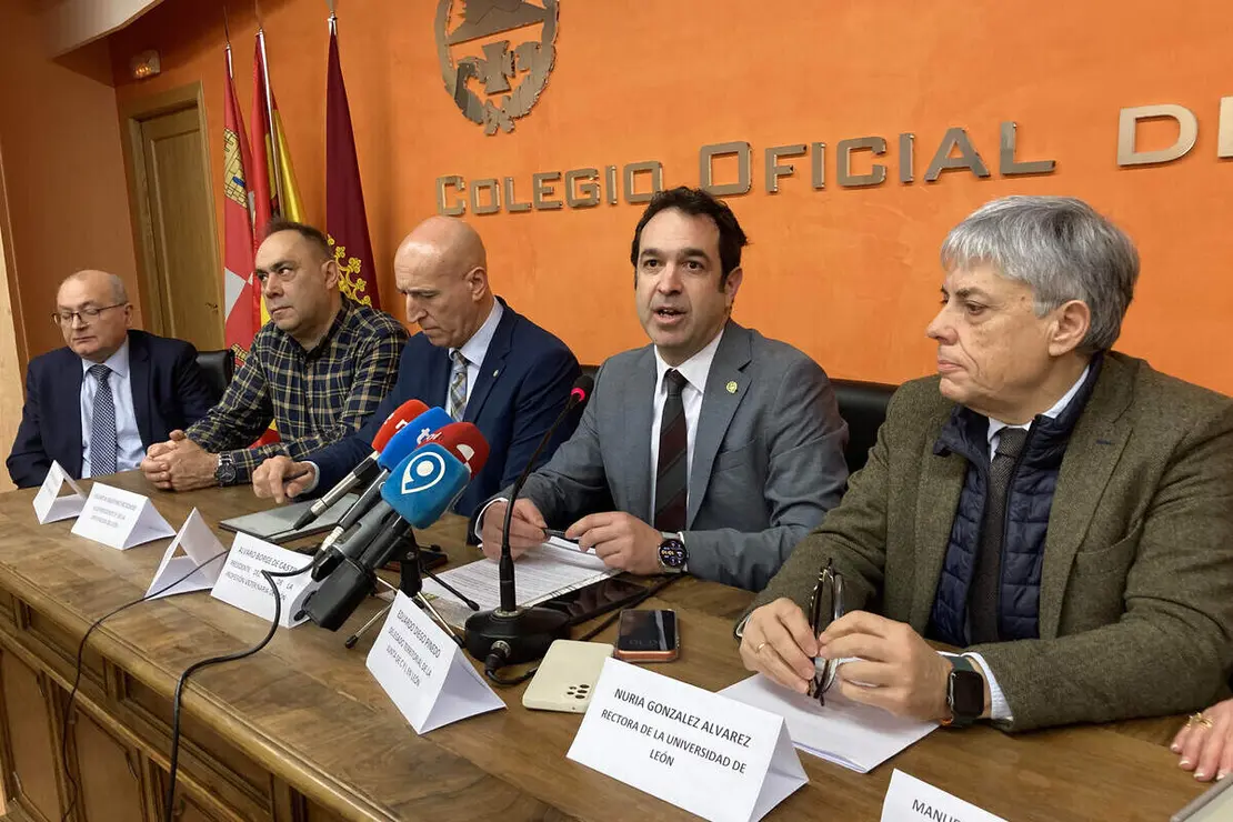 El presidente del Colegio Oficial de la Profesi&oacute;n Veterinaria de Le&oacute;n, &Aacute;lvaro Borge, el presidente de ColproLe&oacute;n, Jos&eacute; Antonio Cuba, el delegado territorial, Eduardo Diego y el alcalde, Jos&eacute; Antonio Diez