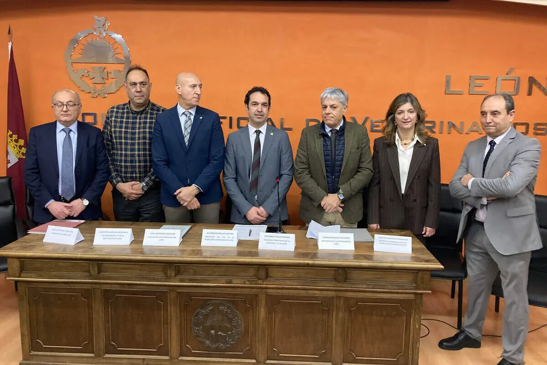El presidente del Colegio Oficial de la Profesi&oacute;n Veterinaria de Le&oacute;n, &Aacute;lvaro Borge, el presidente de ColproLe&oacute;n, Jos&eacute; Antonio Cuba, el delegado territorial, Eduardo Diego y el alcalde, Jos&eacute; Antonio Diez