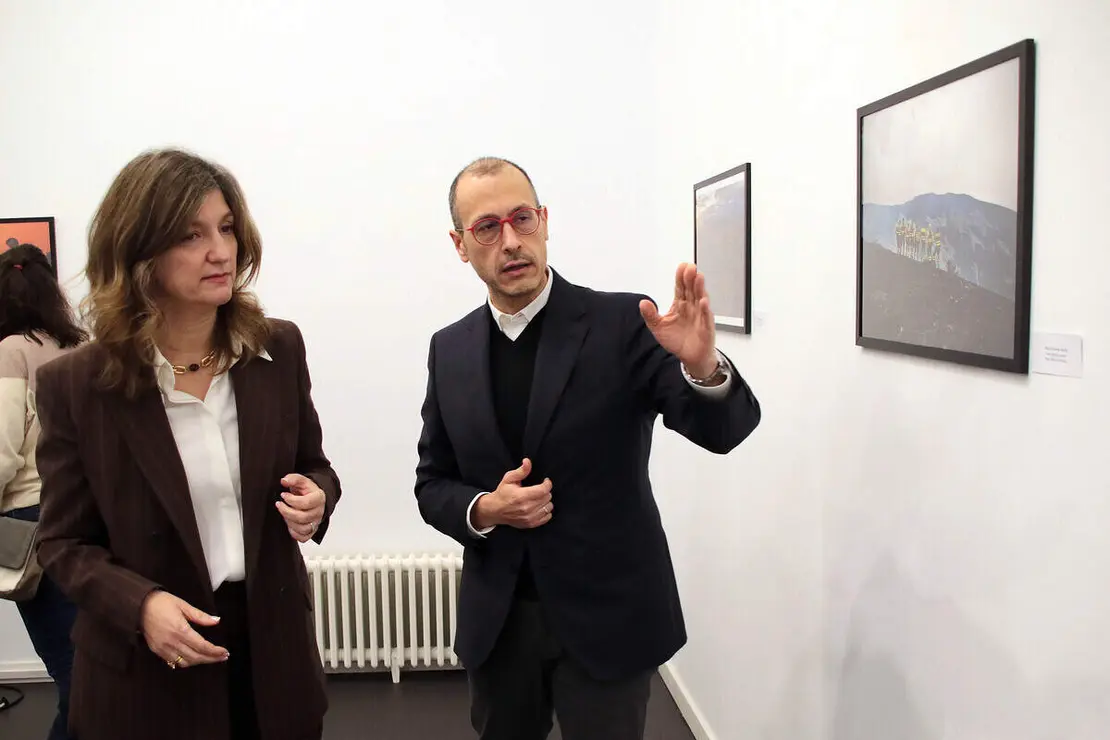 La rectora de la Universidad de Le&oacute;n, Nuria Gonz&aacute;lez, junto a los vicerrectores de Estudiantes, Cultura y deportes y de Investigaci&oacute;n y Transferencia, Diego Soto y Santiago Guti&eacute;rrez, respectivamente, inauguran la exposici&oacute;n &lsquo;Memoria de los incendios en Le&oacute;n y El Bierzo&rsquo;