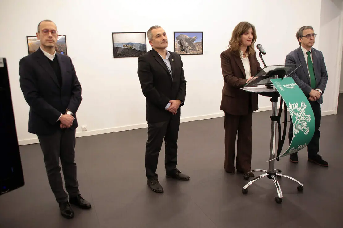 La rectora de la Universidad de Le&oacute;n, Nuria Gonz&aacute;lez, junto a los vicerrectores de Estudiantes, Cultura y deportes y de Investigaci&oacute;n y Transferencia, Diego Soto y Santiago Guti&eacute;rrez, respectivamente, inauguran la exposici&oacute;n &lsquo;Memoria de los incendios en Le&oacute;n y El Bierzo&rsquo;