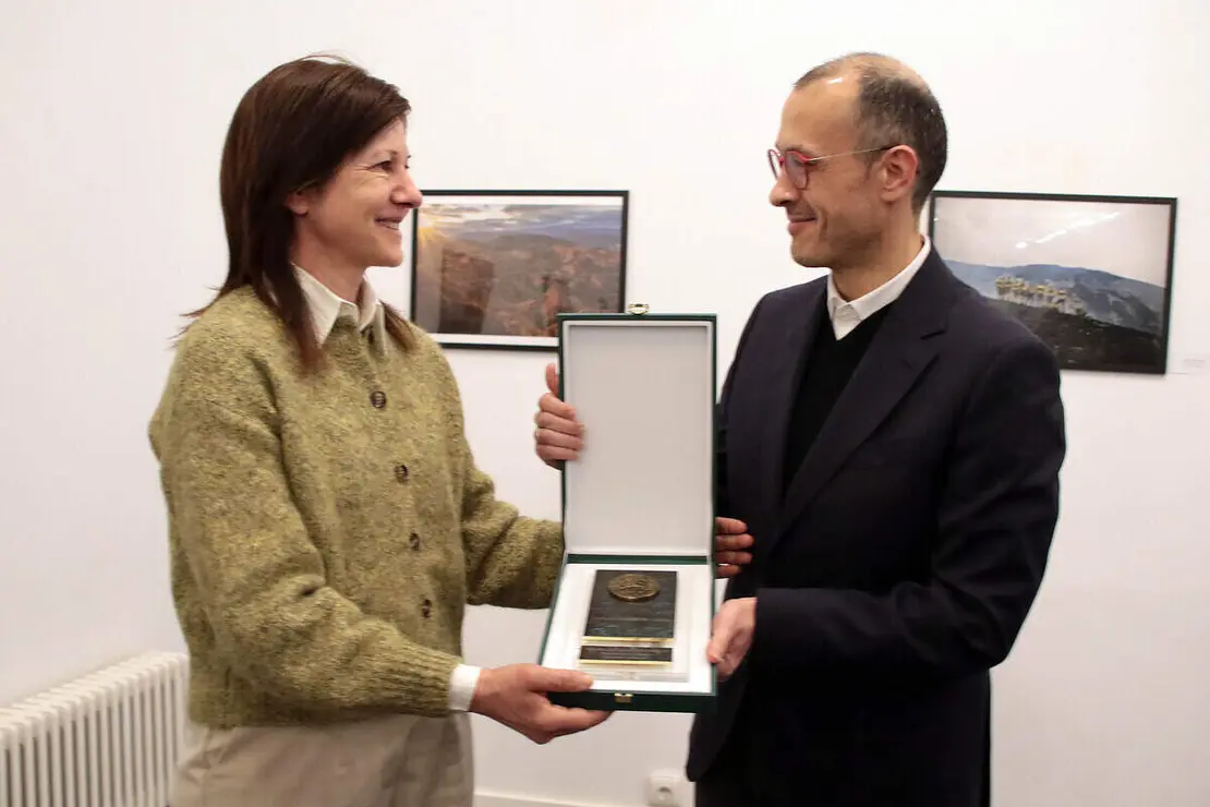 La rectora de la Universidad de Le&oacute;n, Nuria Gonz&aacute;lez, junto a los vicerrectores de Estudiantes, Cultura y deportes y de Investigaci&oacute;n y Transferencia, Diego Soto y Santiago Guti&eacute;rrez, respectivamente, inauguran la exposici&oacute;n &lsquo;Memoria de los incendios en Le&oacute;n y El Bierzo&rsquo;