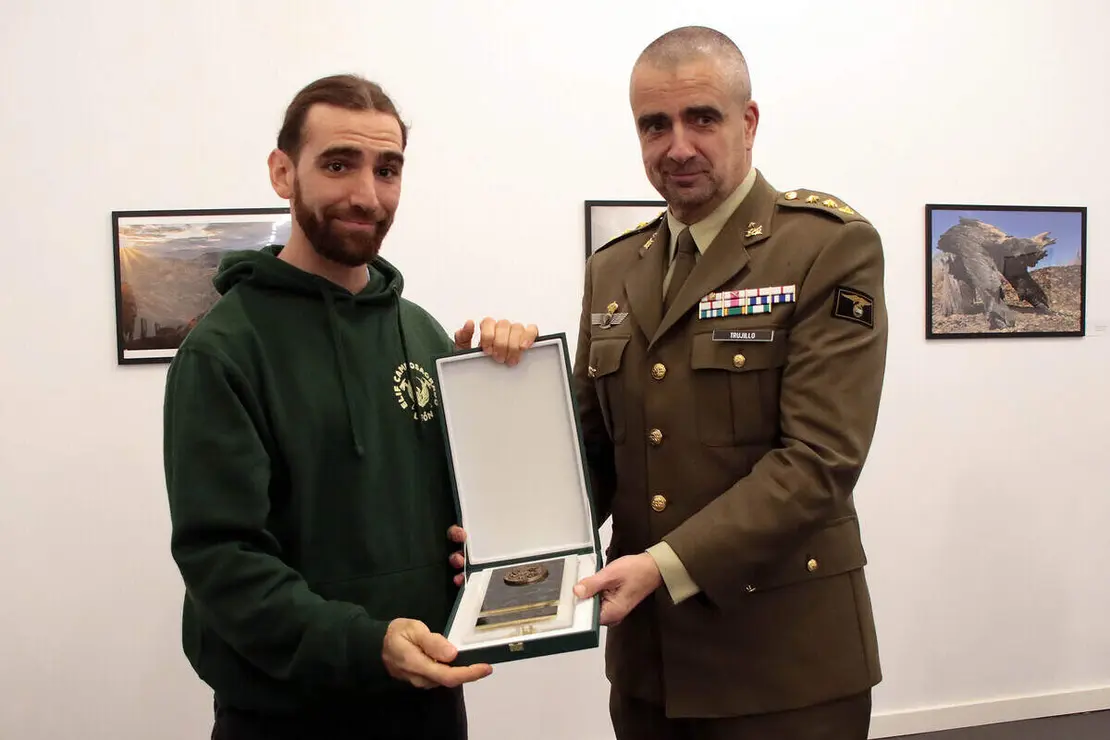 La rectora de la Universidad de Le&oacute;n, Nuria Gonz&aacute;lez, junto a los vicerrectores de Estudiantes, Cultura y deportes y de Investigaci&oacute;n y Transferencia, Diego Soto y Santiago Guti&eacute;rrez, respectivamente, inauguran la exposici&oacute;n &lsquo;Memoria de los incendios en Le&oacute;n y El Bierzo&rsquo;