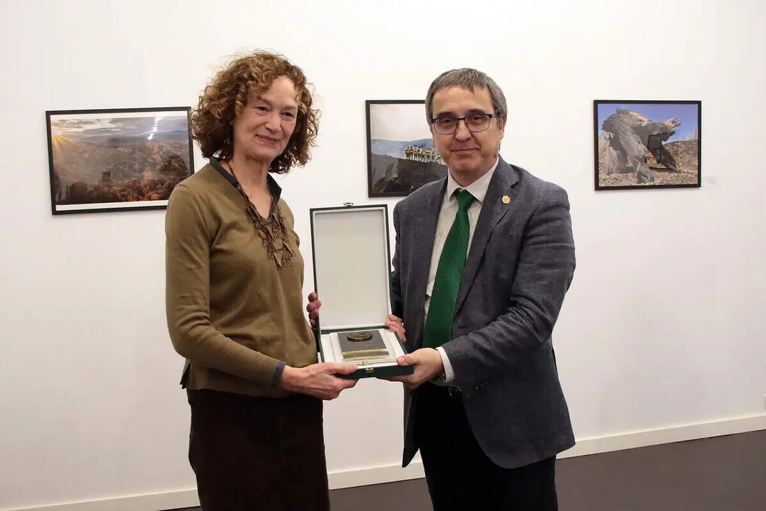 La rectora de la Universidad de Le&oacute;n, Nuria Gonz&aacute;lez, junto a los vicerrectores de Estudiantes, Cultura y deportes y de Investigaci&oacute;n y Transferencia, Diego Soto y Santiago Guti&eacute;rrez, respectivamente, inauguran la exposici&oacute;n &lsquo;Memoria de los incendios en Le&oacute;n y El Bierzo&rsquo;