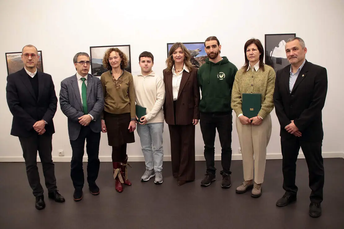 La rectora de la Universidad de Le&oacute;n, Nuria Gonz&aacute;lez, junto a los vicerrectores de Estudiantes, Cultura y deportes y de Investigaci&oacute;n y Transferencia, Diego Soto y Santiago Guti&eacute;rrez, respectivamente, inauguran la exposici&oacute;n &lsquo;Memoria de los incendios en Le&oacute;n y El Bierzo&rsquo;