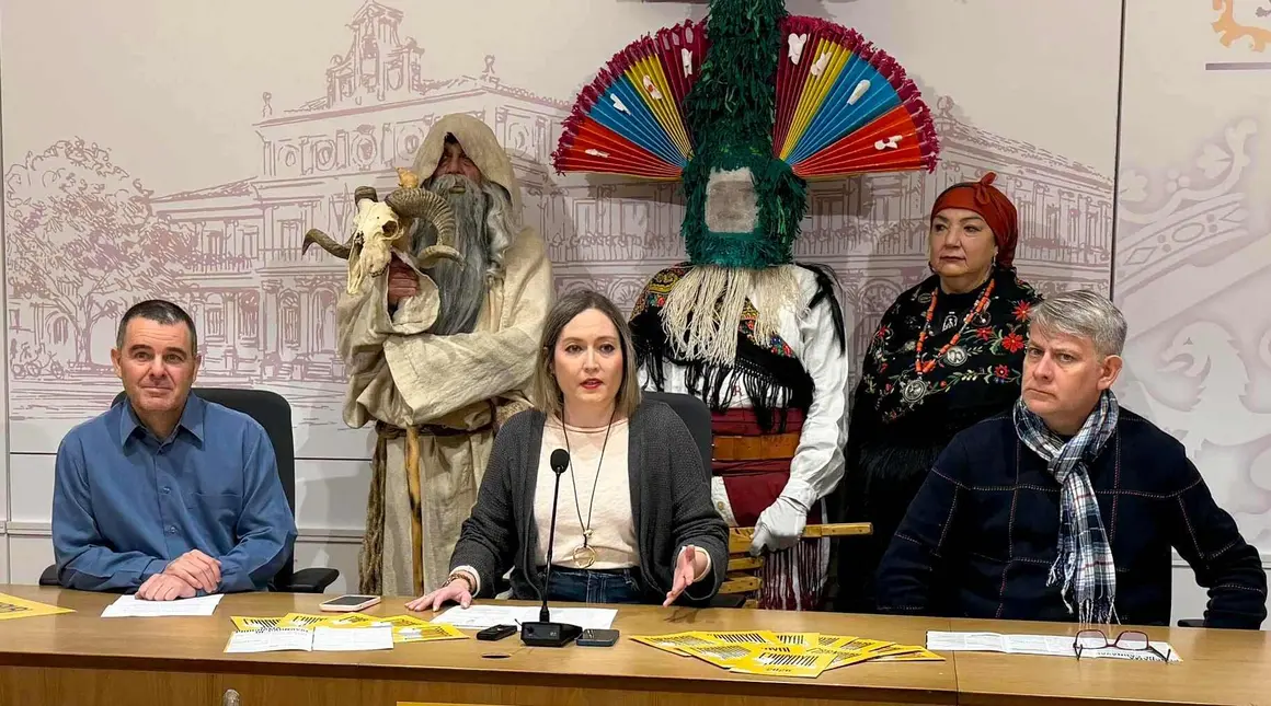 Con la llegada de febrero, el Ayuntamiento ha presentado la programaci&oacute;n del Carnaval, que se desarrollar&aacute; entre los d&iacute;as 12 y 18 y tendr&aacute; como grandes protagonistas los desfiles de disfraces, la presencia de los antruejos tradicionales de la provincia y el popular Entierro de la Sardina del Mi&eacute;rcoles de Ceniza.