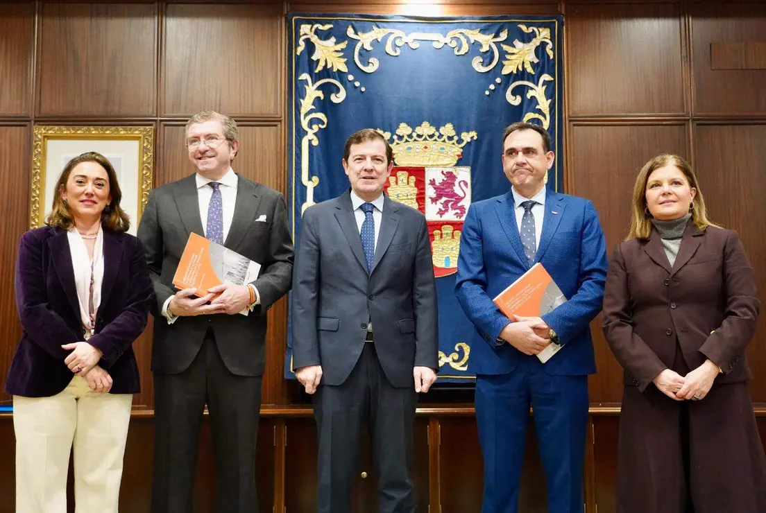 El presidente de la Junta de Castilla y Le&oacute;n, Alfonso Fern&aacute;ndez Ma&ntilde;ueco, mantiene un encuentro con los presidentes de Empresa Familiar de Castilla y Le&oacute;n, Isidoro J. Alan&iacute;s, y Vitartis, Santiago Miguel Casado. Foto: Leticia P&eacute;rez.