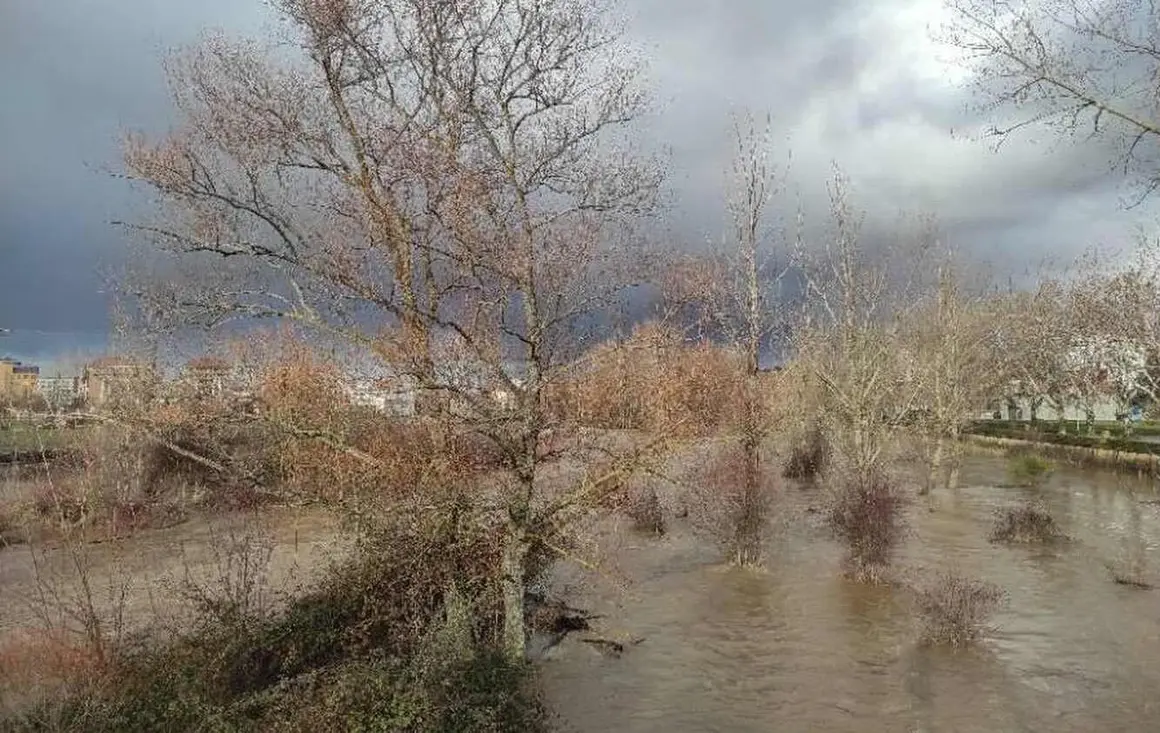 Desborda el agua en el Bernesga (1)