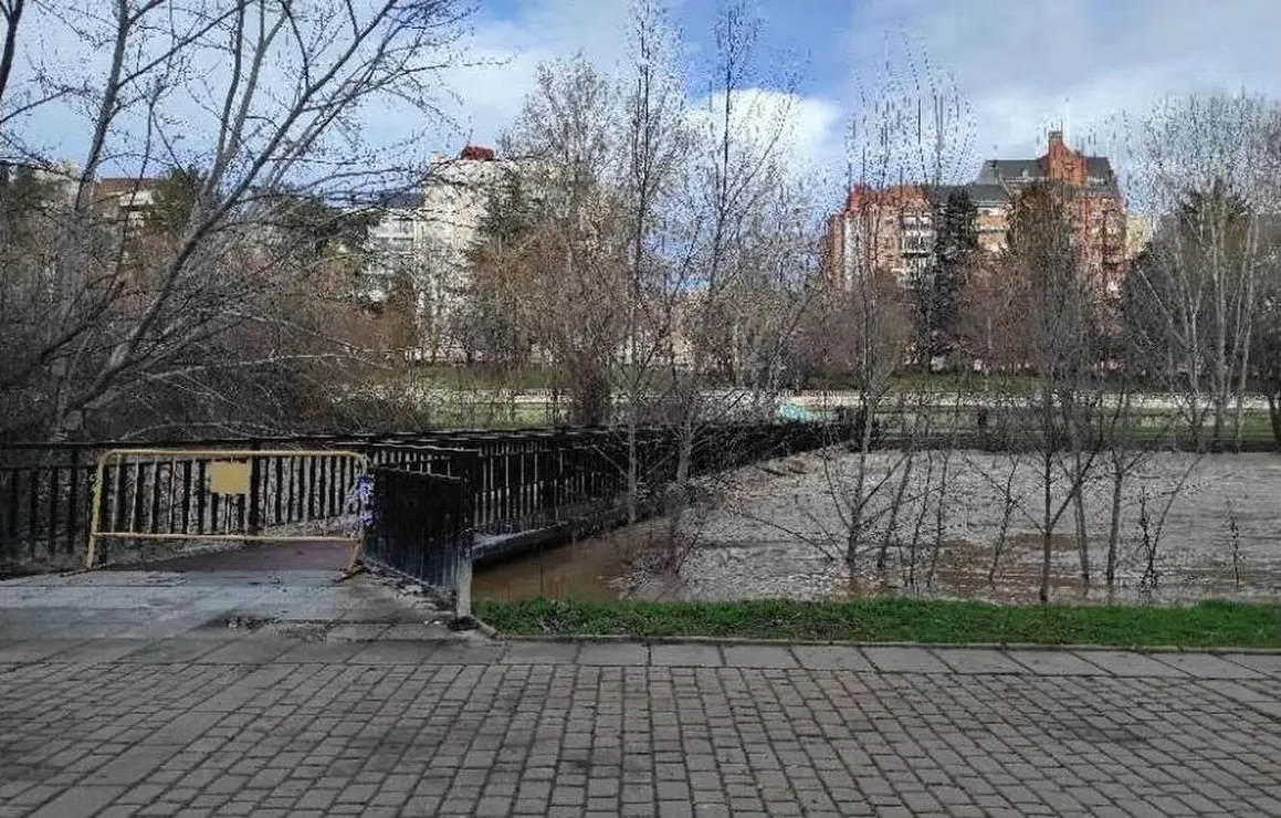 Desborda el agua en el Bernesga (3)
