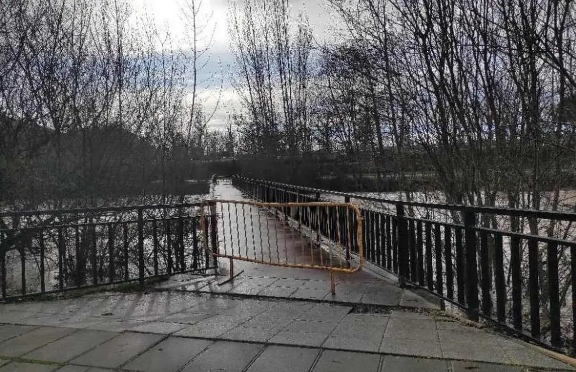 Desborda el agua en el Bernesga (4)