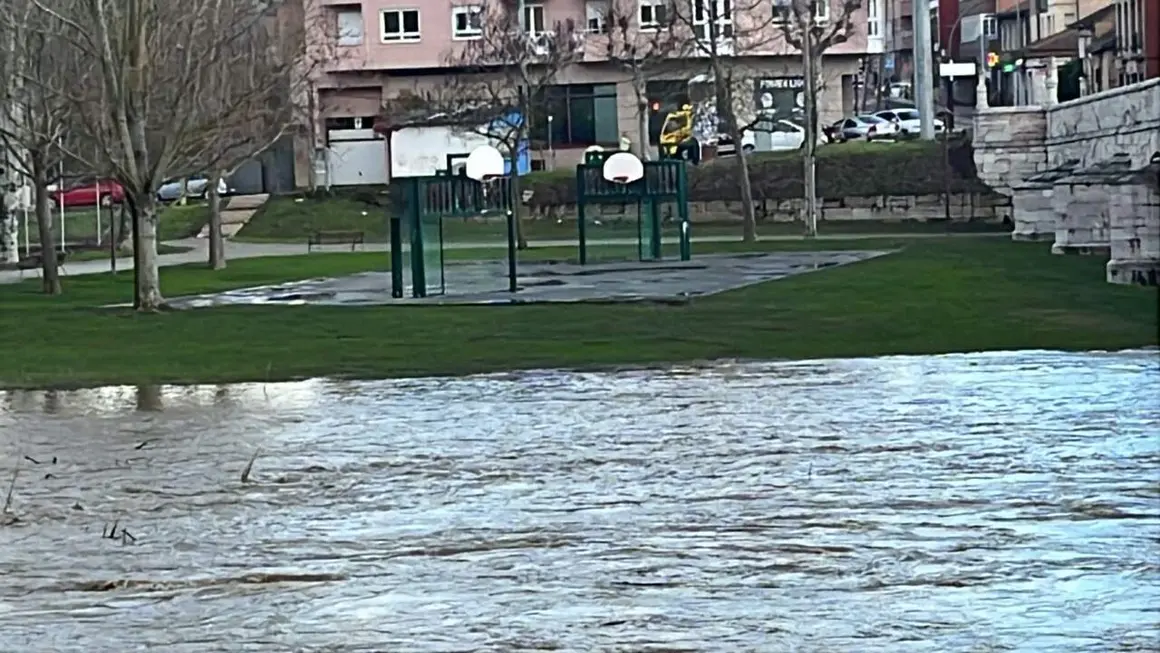 Desborda el agua en el Bernesga (5)