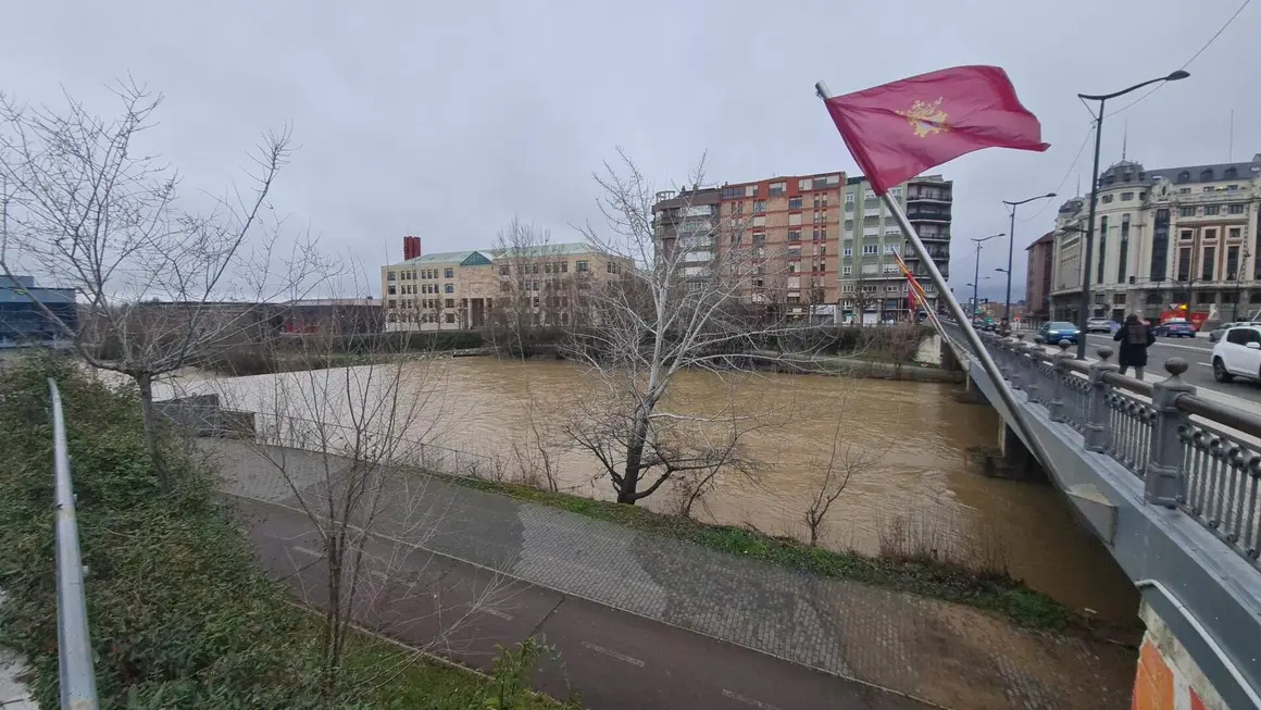 El caudal del r&iacute;o Bernesga, a su paso por la capital, se reduce en las &uacute;ltimas horas pese a su intensidad y tras alcanzar el nivel rojo en la jornada de este lunes.
