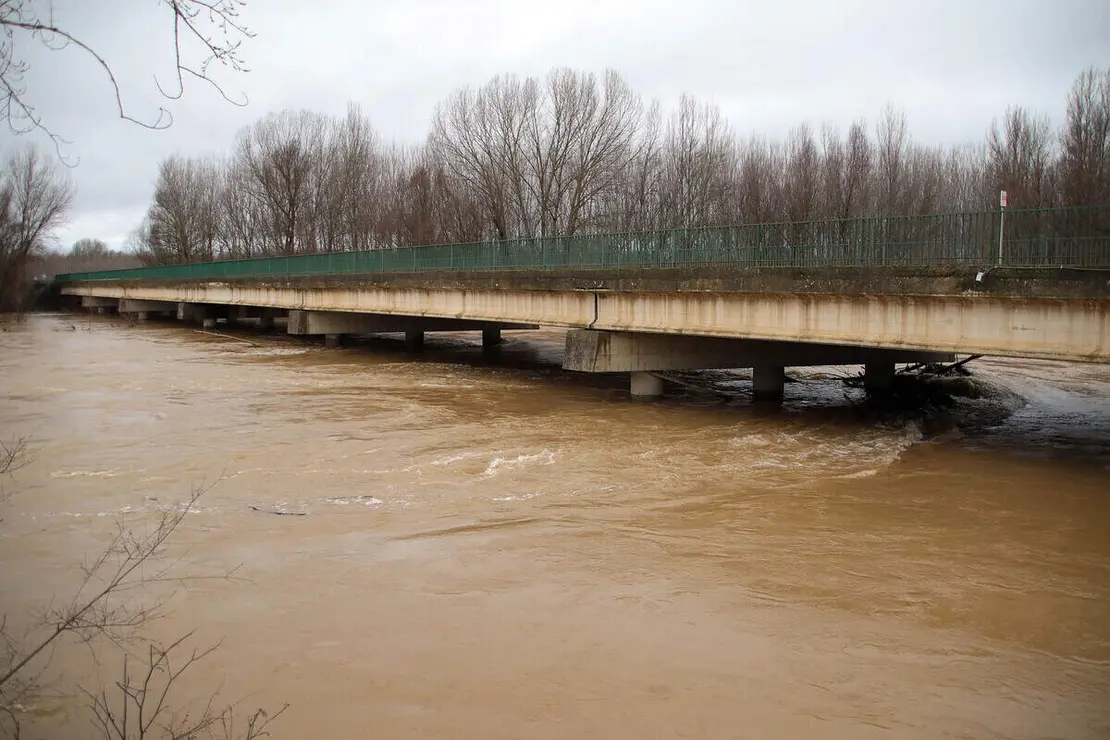 El r&iacute;o Bernesga se desborda a su paso por Puente Castro